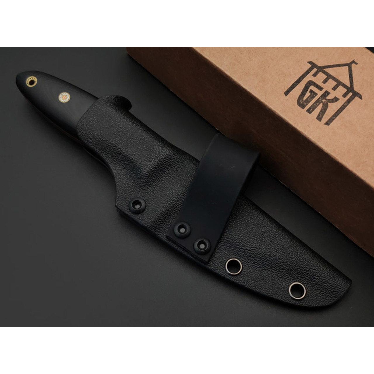 Град Горький нож Байкер сталь CPR satin, рукоять G10 black & red, мозаичные пины.