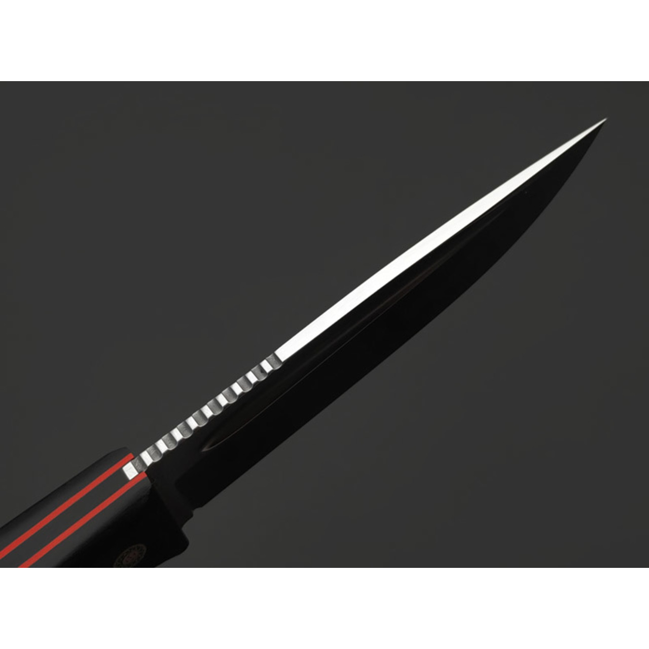Град Горький нож Байкер сталь CPR satin, рукоять G10 black & red, мозаичные пины.