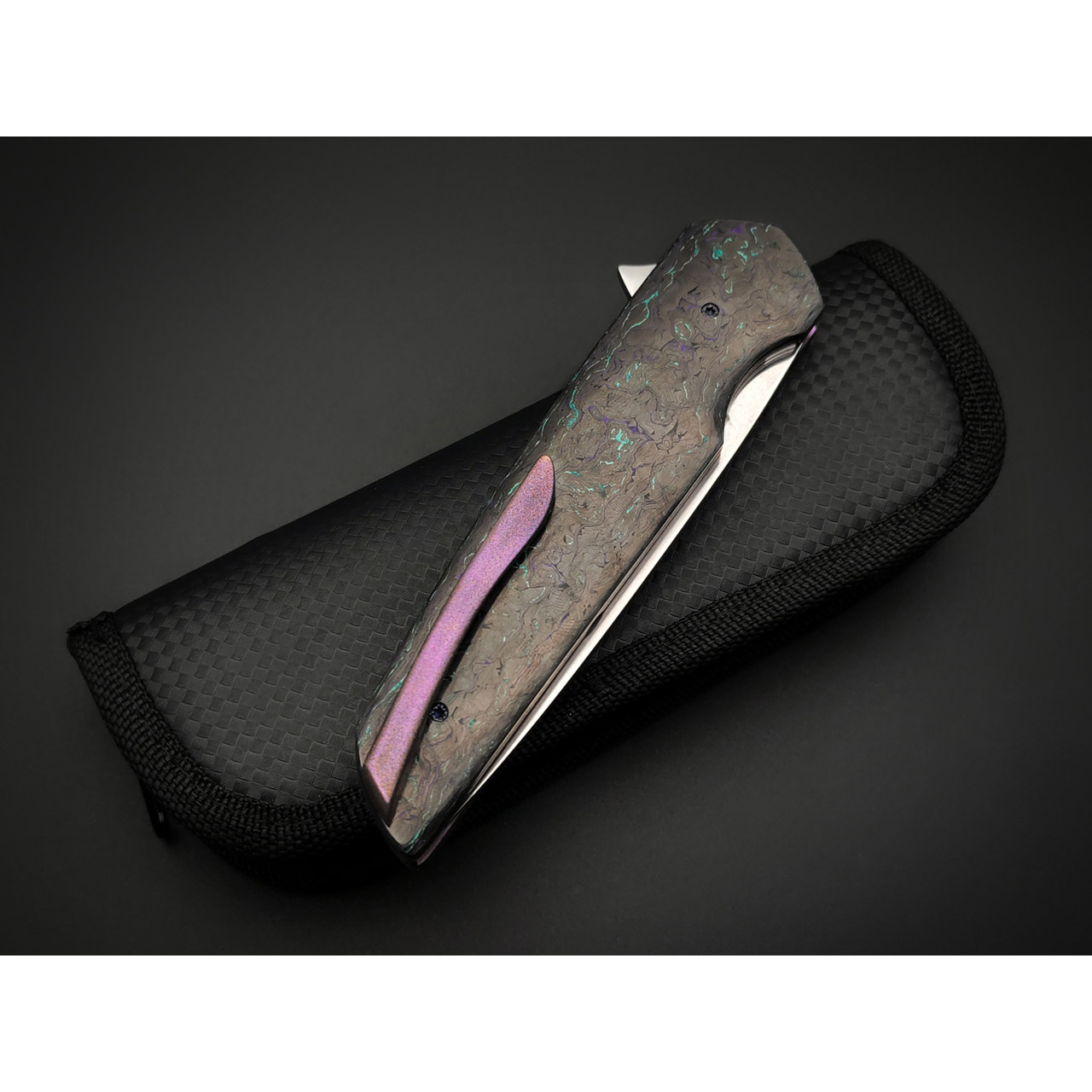 Заур Мамишев нож складной М-02 сталь ламинат QPM53, рукоять Carbon fiber green & purple, титан