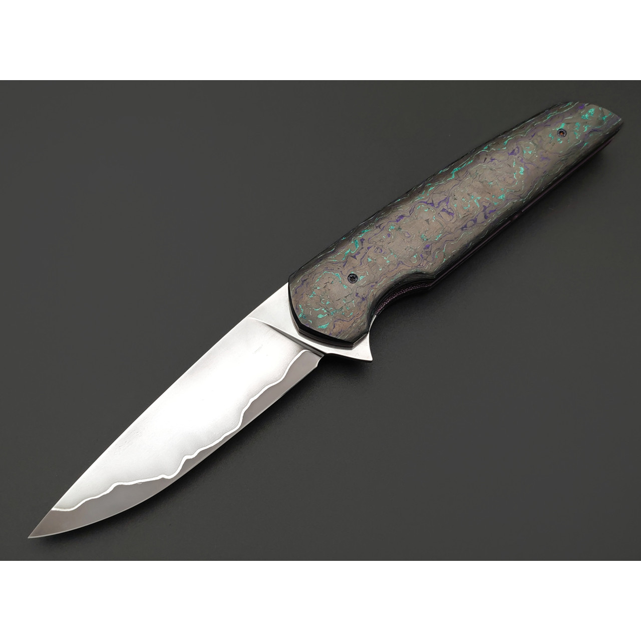 Заур Мамишев нож складной М-02 сталь ламинат QPM53, рукоять Carbon fiber green & purple, титан