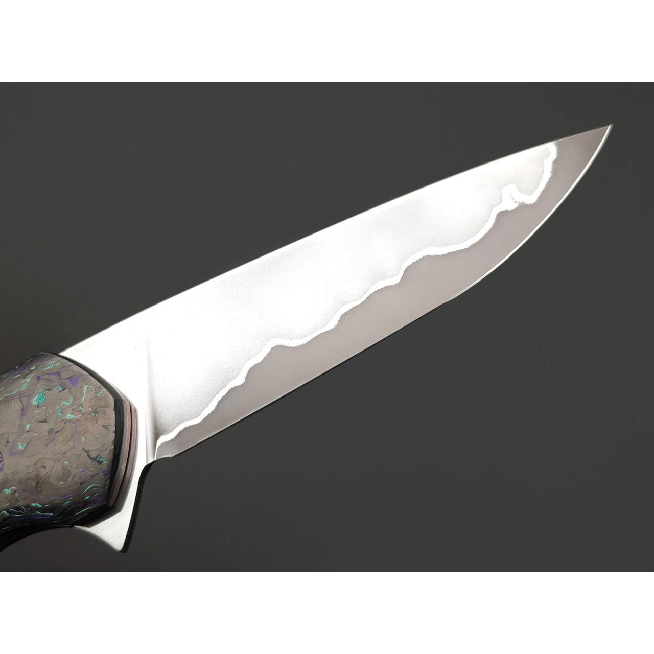 Заур Мамишев нож складной М-02 сталь ламинат QPM53, рукоять Carbon fiber green & purple, титан