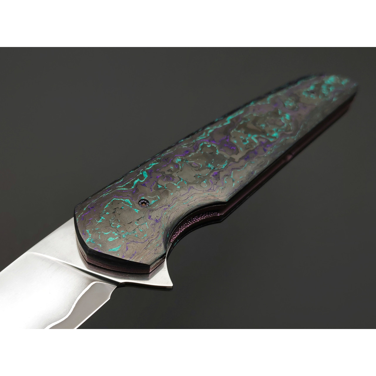 Заур Мамишев нож складной М-02 сталь ламинат QPM53, рукоять Carbon fiber green & purple, титан