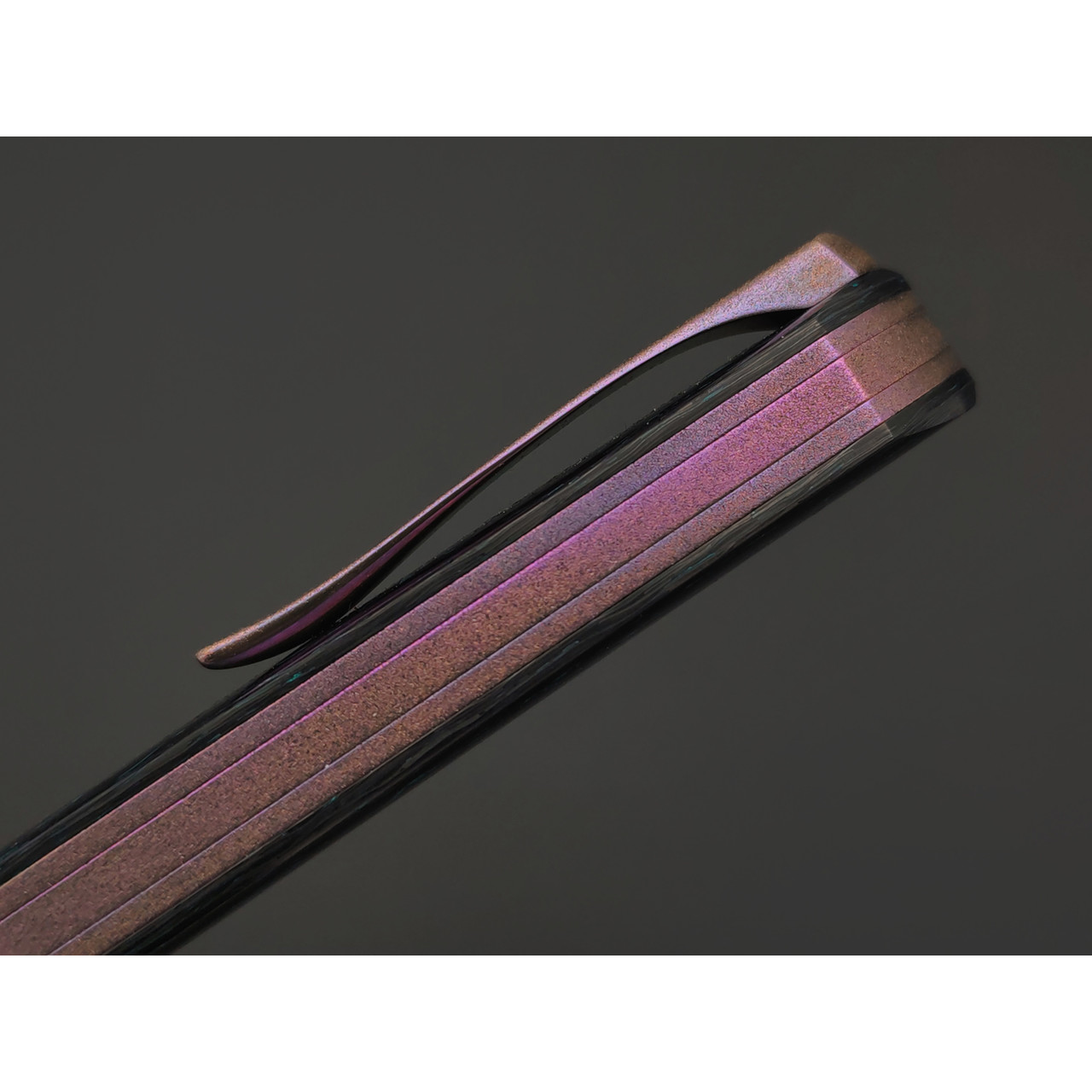 Заур Мамишев нож складной М-02 сталь ламинат QPM53, рукоять Carbon fiber green & purple, титан