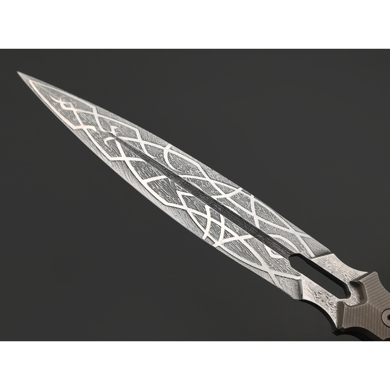Neyris Knives нож ТаоРан Б сталь CPM 3V худ. травление, рукоять Titanium, carbon fiber chaotic red