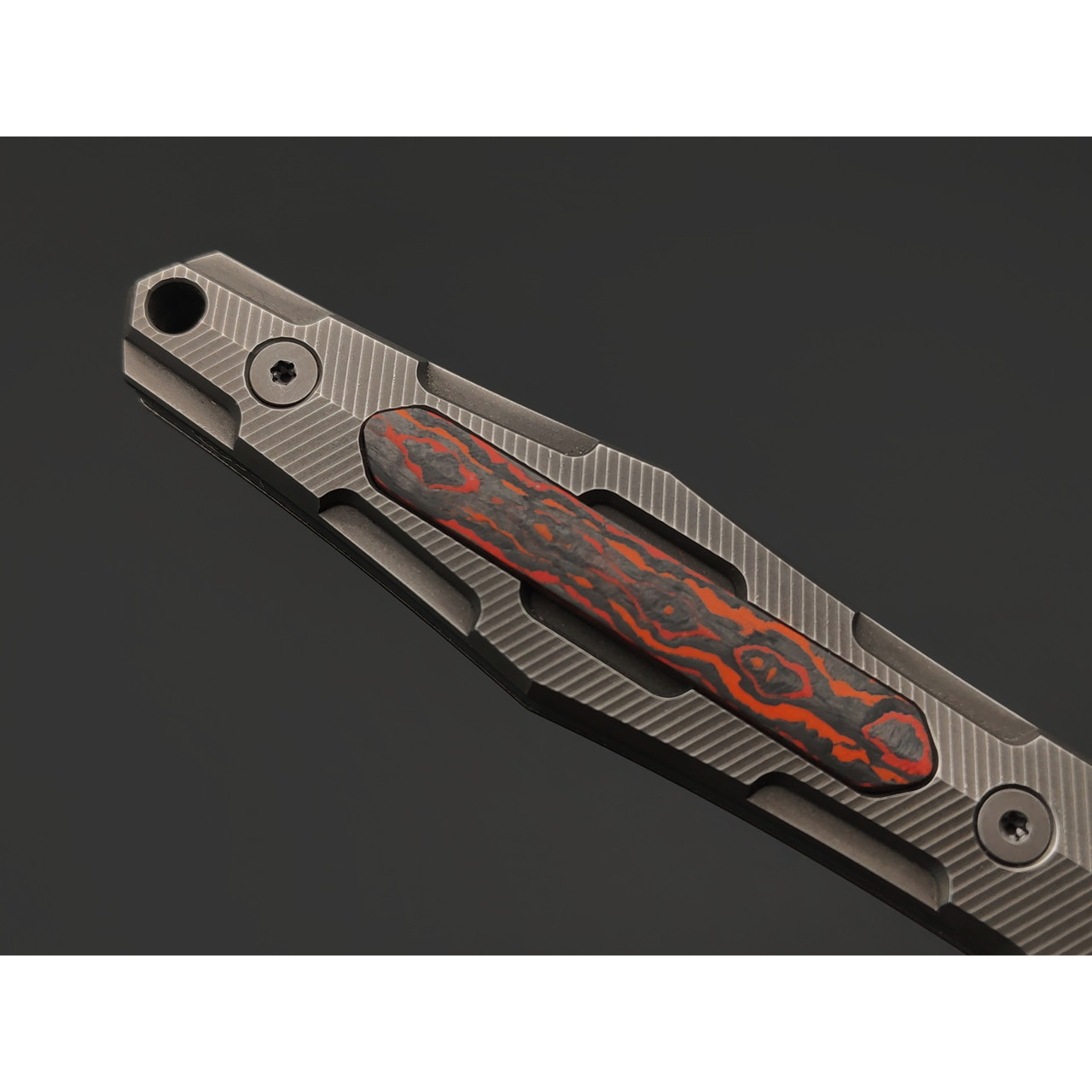 Neyris Knives нож ТаоРан Б сталь CPM 3V худ. травление, рукоять Titanium, carbon fiber chaotic red