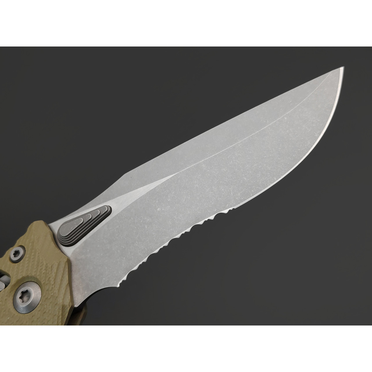 Нож Microtech Amphibian Ram-Lok serrated 137RL-11APFLGTOD сталь M390MK apocalyptic стоунвош, рукоять G10 olive