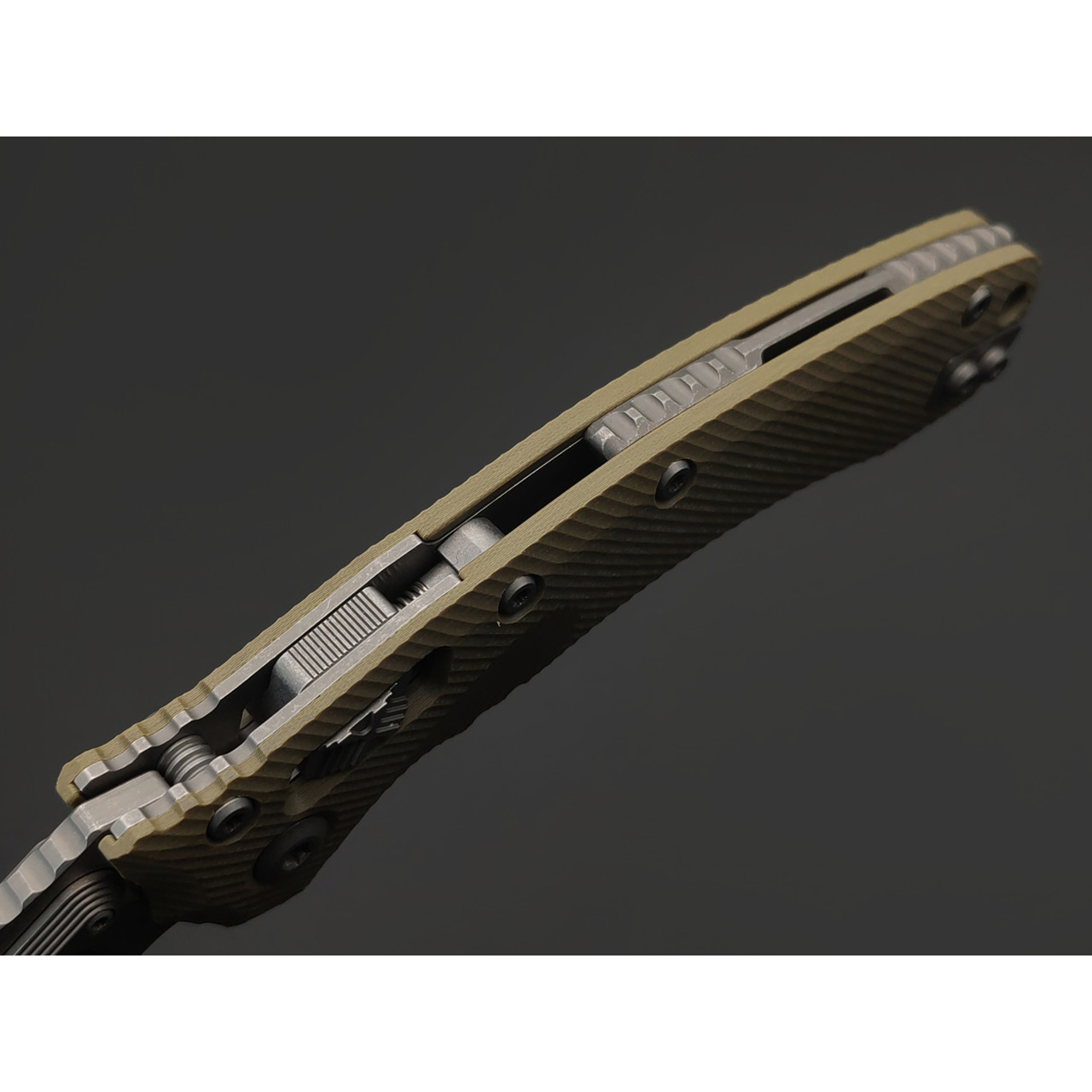 Нож Microtech Amphibian Ram-Lok serrated 137RL-11APFLGTOD сталь M390MK apocalyptic стоунвош, рукоять G10 olive