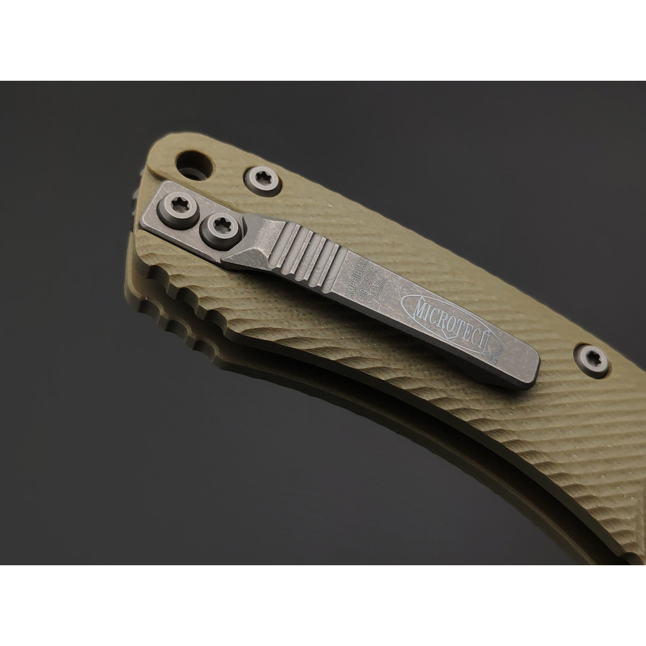 Нож Microtech Amphibian Ram-Lok serrated 137RL-11APFLGTOD сталь M390MK apocalyptic стоунвош, рукоять G10 olive