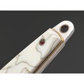 Old Pirate Bones нож Белый мозаичная дамасская сталь, рукоять Раффир, латунь, гранаты Old Pirate Bones нож Белый мозаичная дамасская сталь, рукоять Раффир, латунь, гранаты
