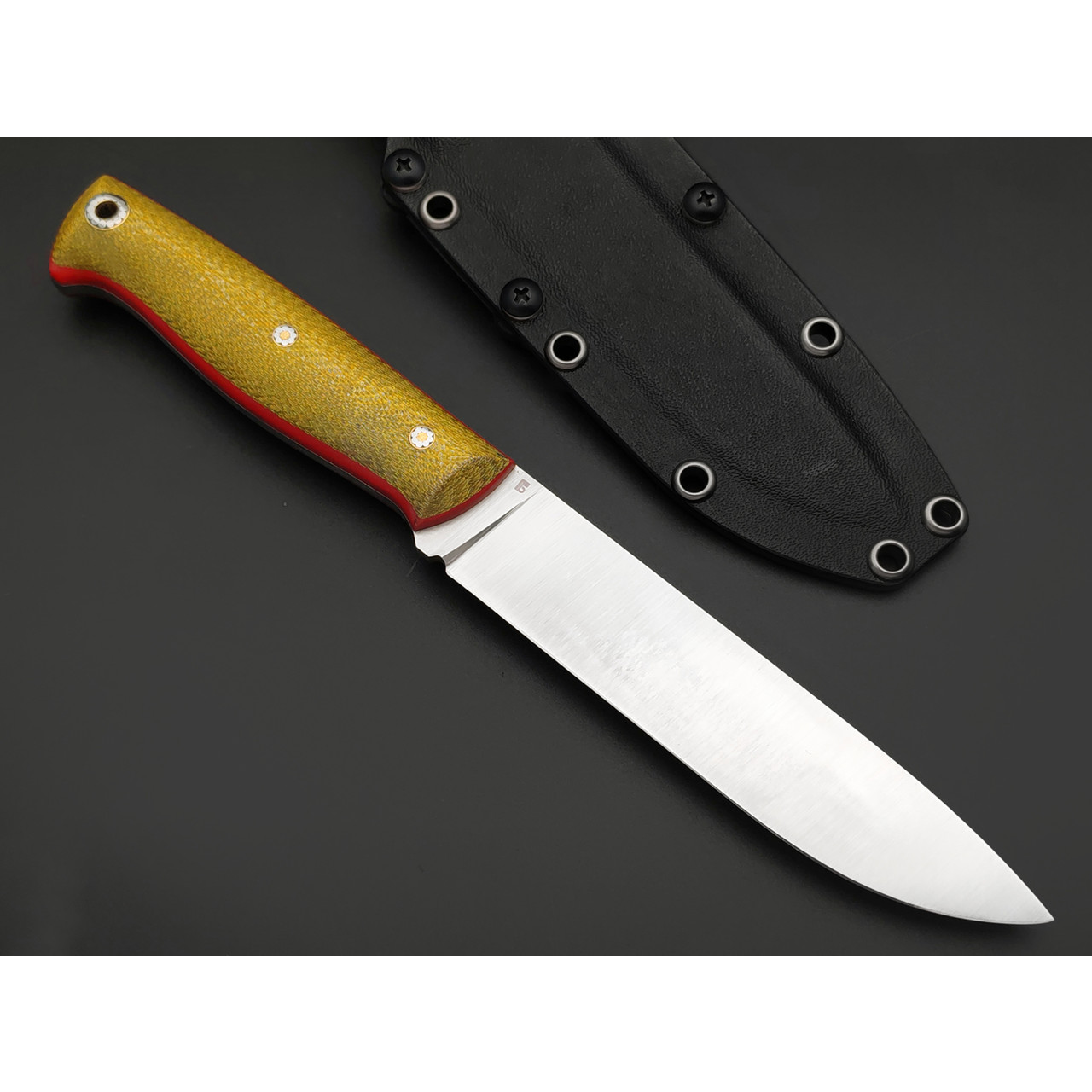 Богдан Гоготов нож NBG-85 сталь M390 satin, рукоять Alutex gold, G10 red