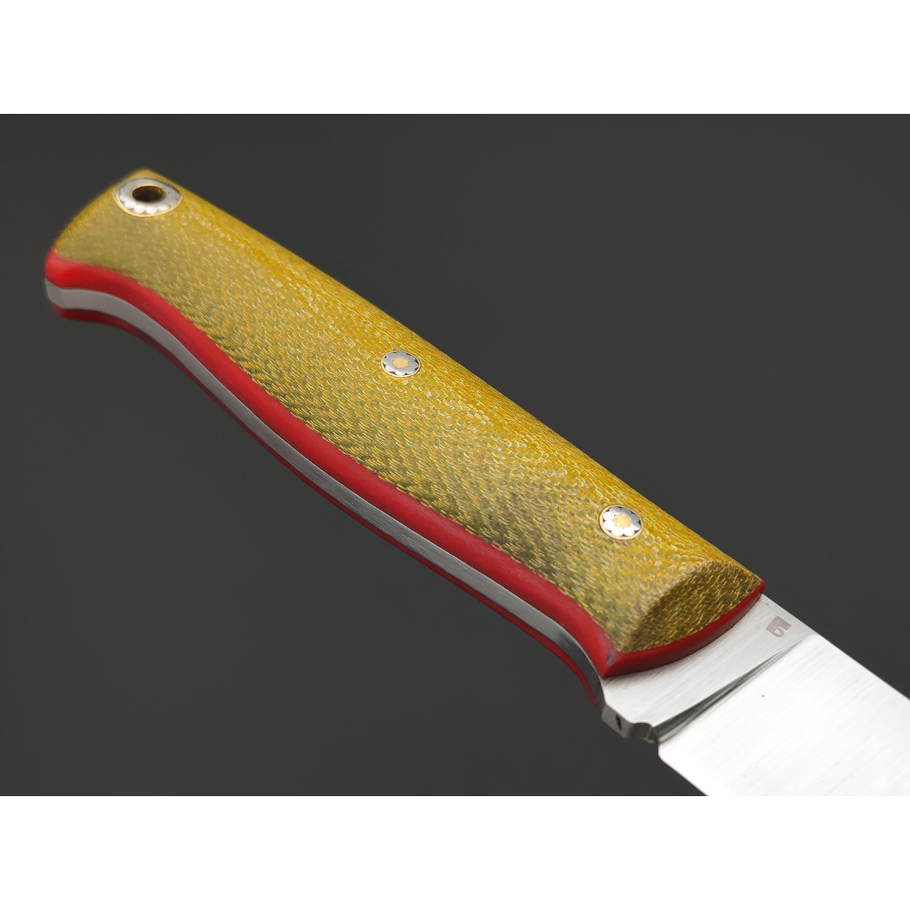 Богдан Гоготов нож NBG-85 сталь M390 satin, рукоять Alutex gold, G10 red
