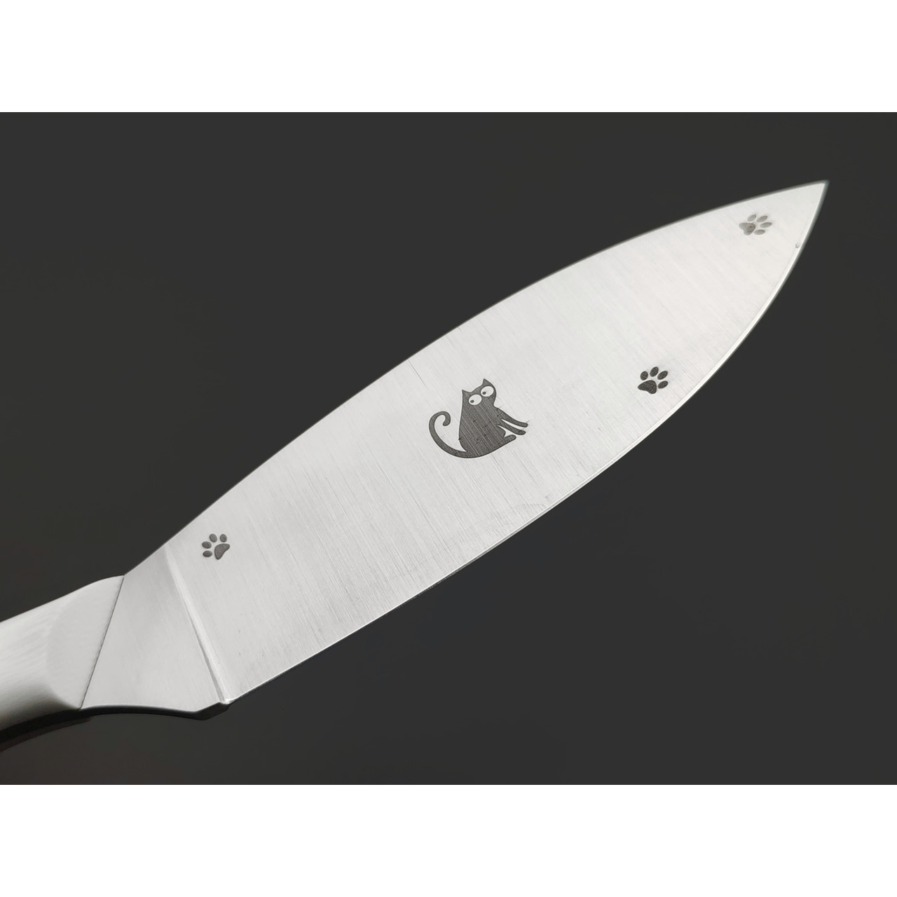 Золотое Сечение нож Загадочная Лагерта - Котики сталь Aus-10Co satin, рукоять G10 white, латунь