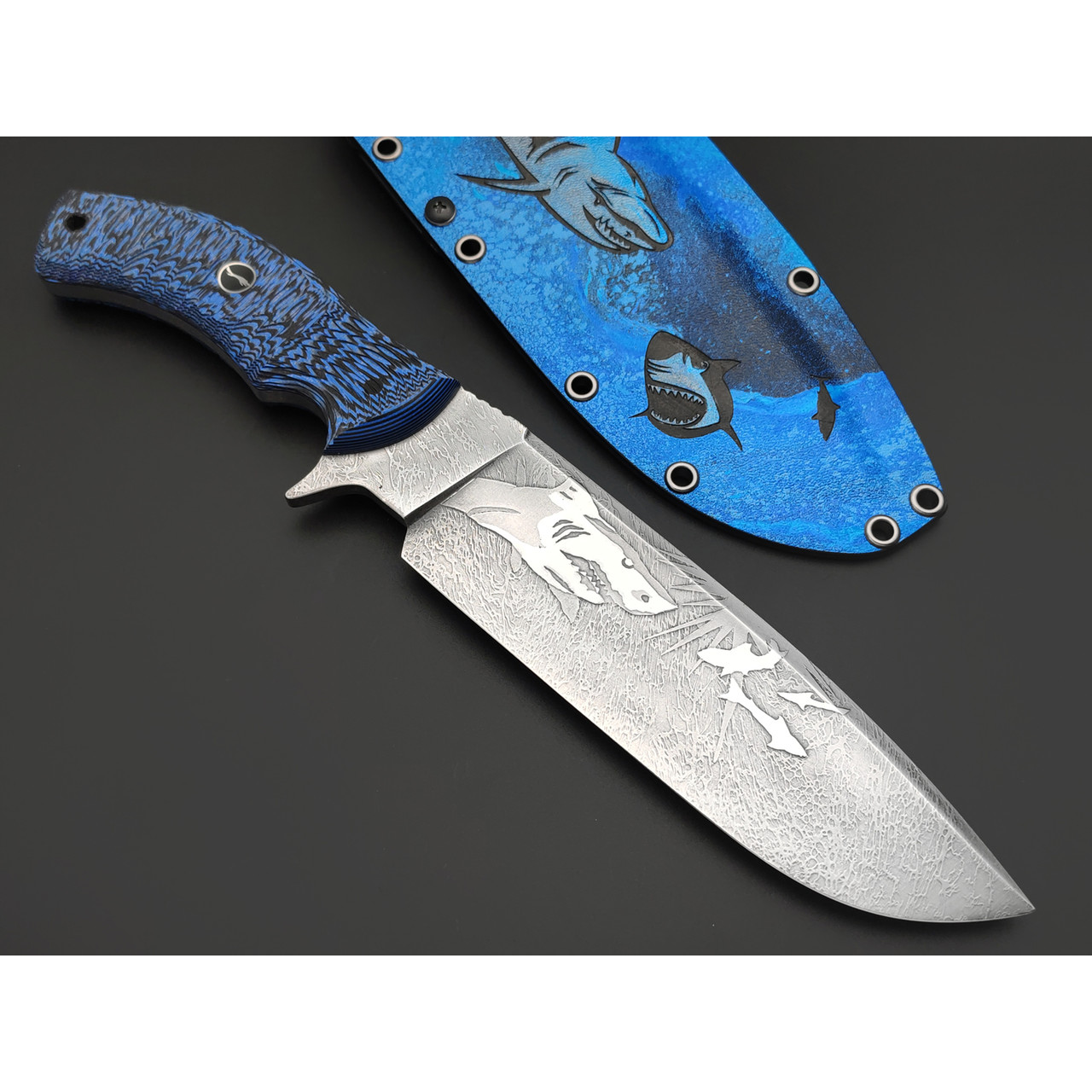 Волчий Век нож Команданте Custom Sharkpool Edition сталь 95Х18 WA худ. травление, рукоять G10 black & blue