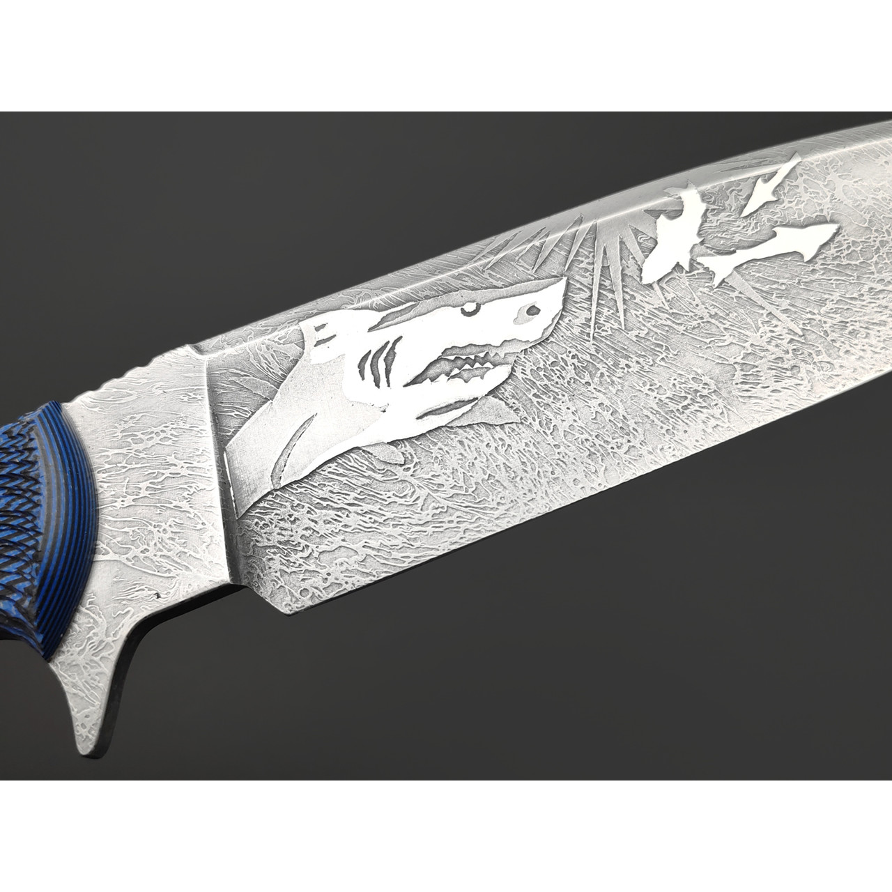 Волчий Век нож Команданте Custom Sharkpool Edition сталь 95Х18 WA худ. травление, рукоять G10 black & blue