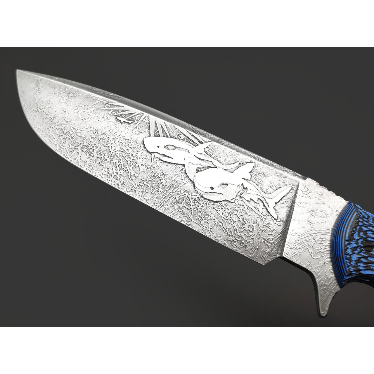 Волчий Век нож Команданте Custom Sharkpool Edition сталь 95Х18 WA худ. травление, рукоять G10 black & blue