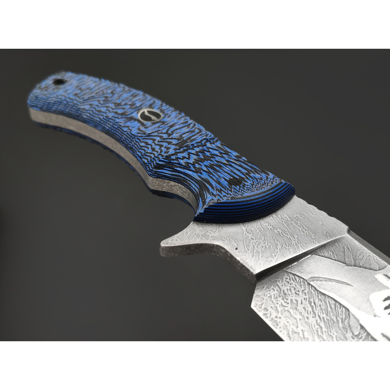 Волчий Век нож Команданте Custom Sharkpool Edition сталь 95Х18 WA худ. травление, рукоять G10 black & blue