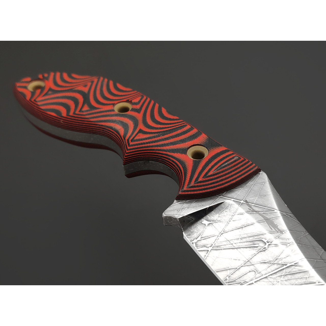 Волчий Век нож Кондрат 12 сталь 95Х18 WA травление хаотик, рукоять G10 black & red, латунь