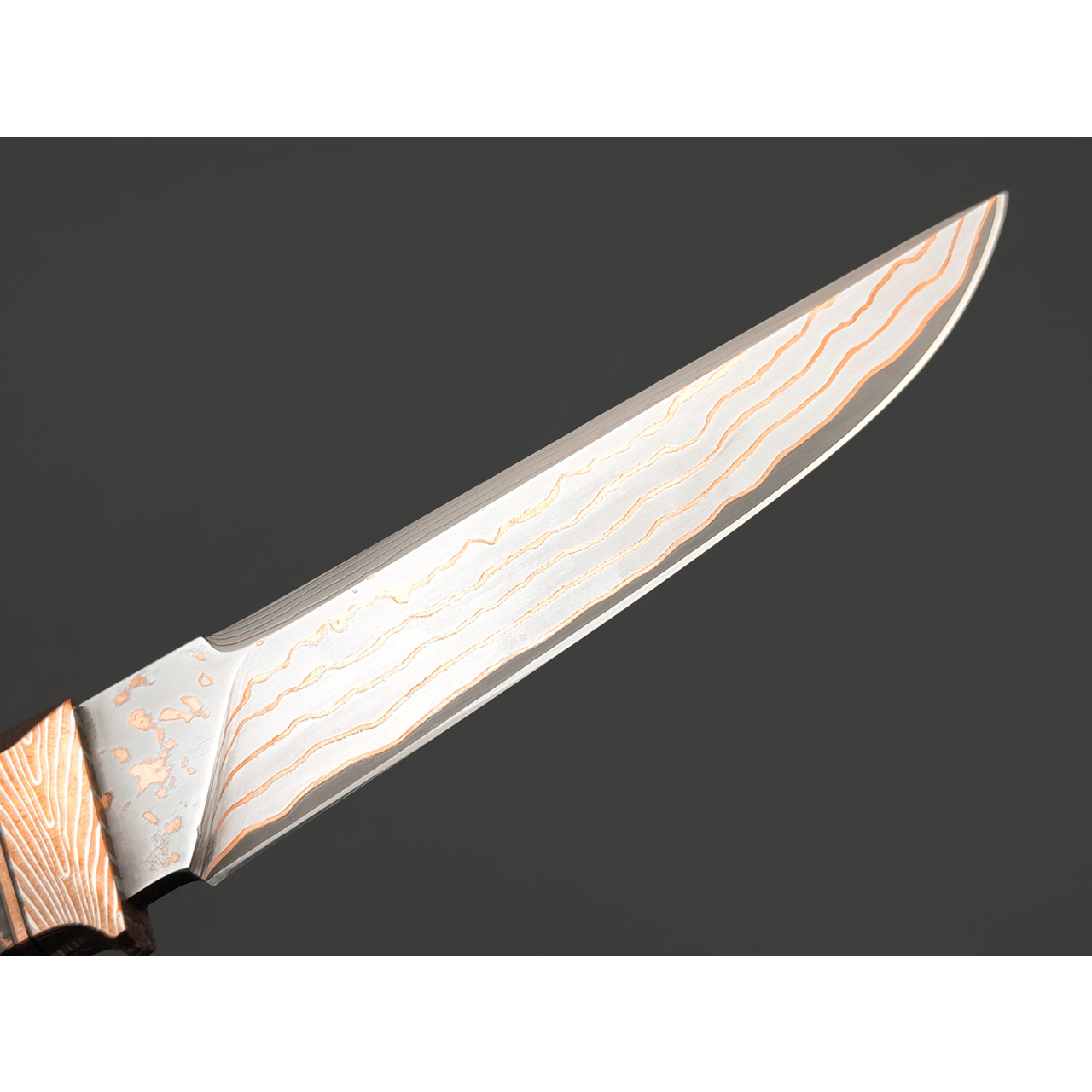Кузница Васильева нож НЛВ183 ламинат Vanadis 10, рукоять Айронвуд, carbon fiber chaotic copper & red, мокумэ-ганэ, медь