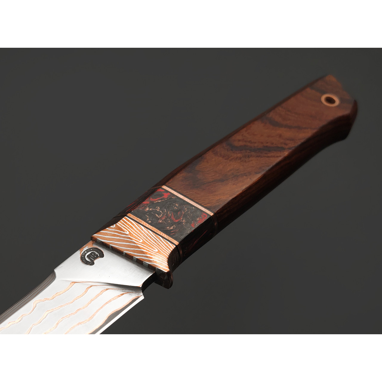 Кузница Васильева нож НЛВ183 ламинат Vanadis 10, рукоять Айронвуд, carbon fiber chaotic copper & red, мокумэ-ганэ, медь