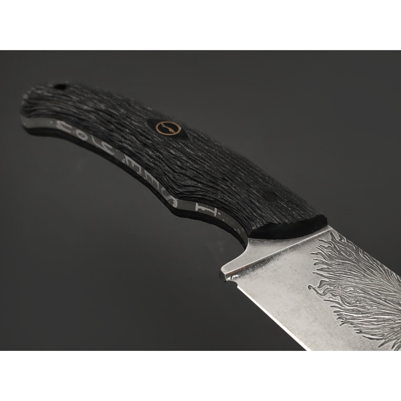 Волчий Век нож Шихан Custom "I See You" сталь N690 WA худ. травление, рукоять G10 black, пины карбон.