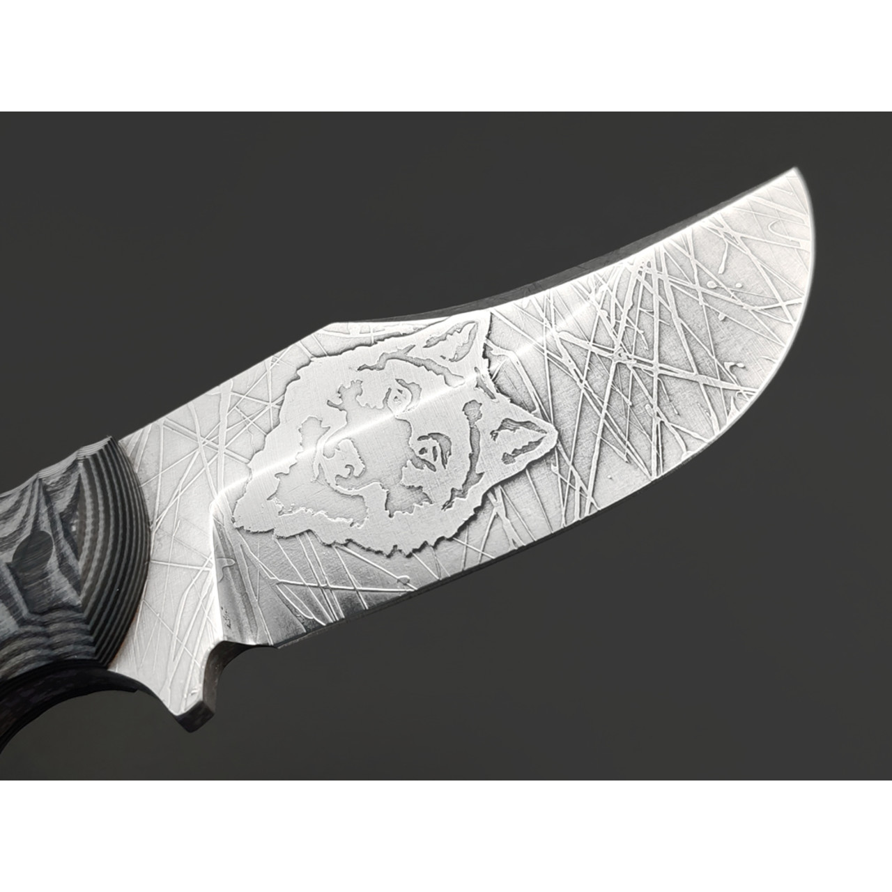 Волчий Век нож Бхадж Малый EDC Custom "Wolf" сталь 95Х18 WA худ. травление, рукоять G10 grey & black, пины карбон