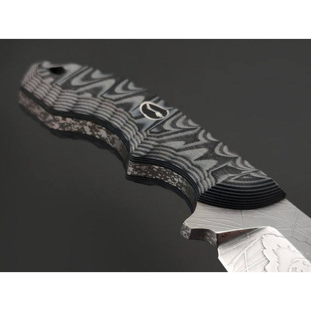 Волчий Век нож Бхадж Малый EDC Custom "Wolf" сталь 95Х18 WA худ. травление, рукоять G10 grey & black, пины карбон