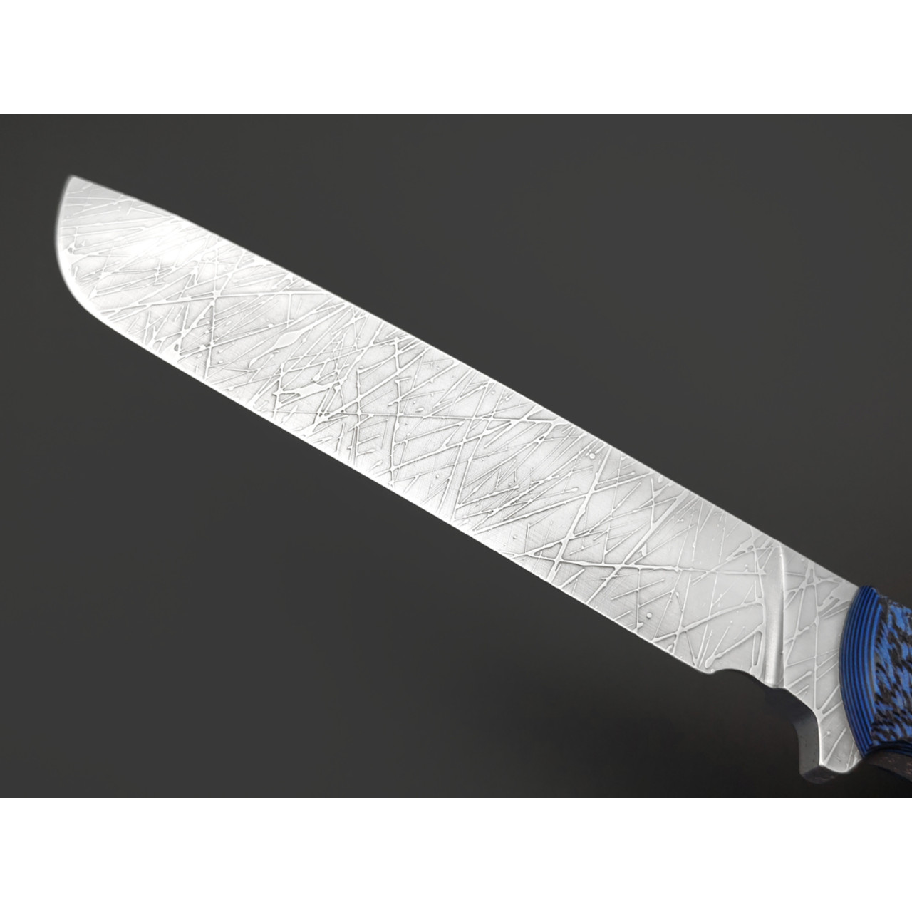 Волчий Век нож Пахарь Custom сталь 1.4116 WA худ. травление Хаотик, рукоять G10 black & blue, пины карбон