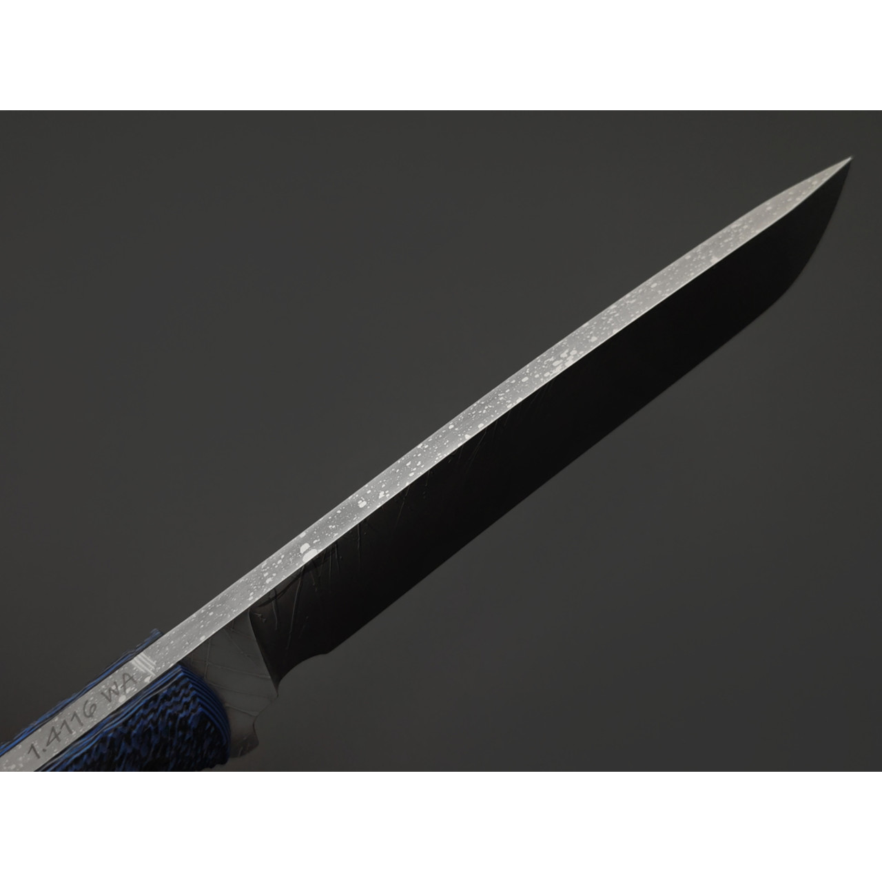 Волчий Век нож Пахарь Custom сталь 1.4116 WA худ. травление Хаотик, рукоять G10 black & blue, пины карбон