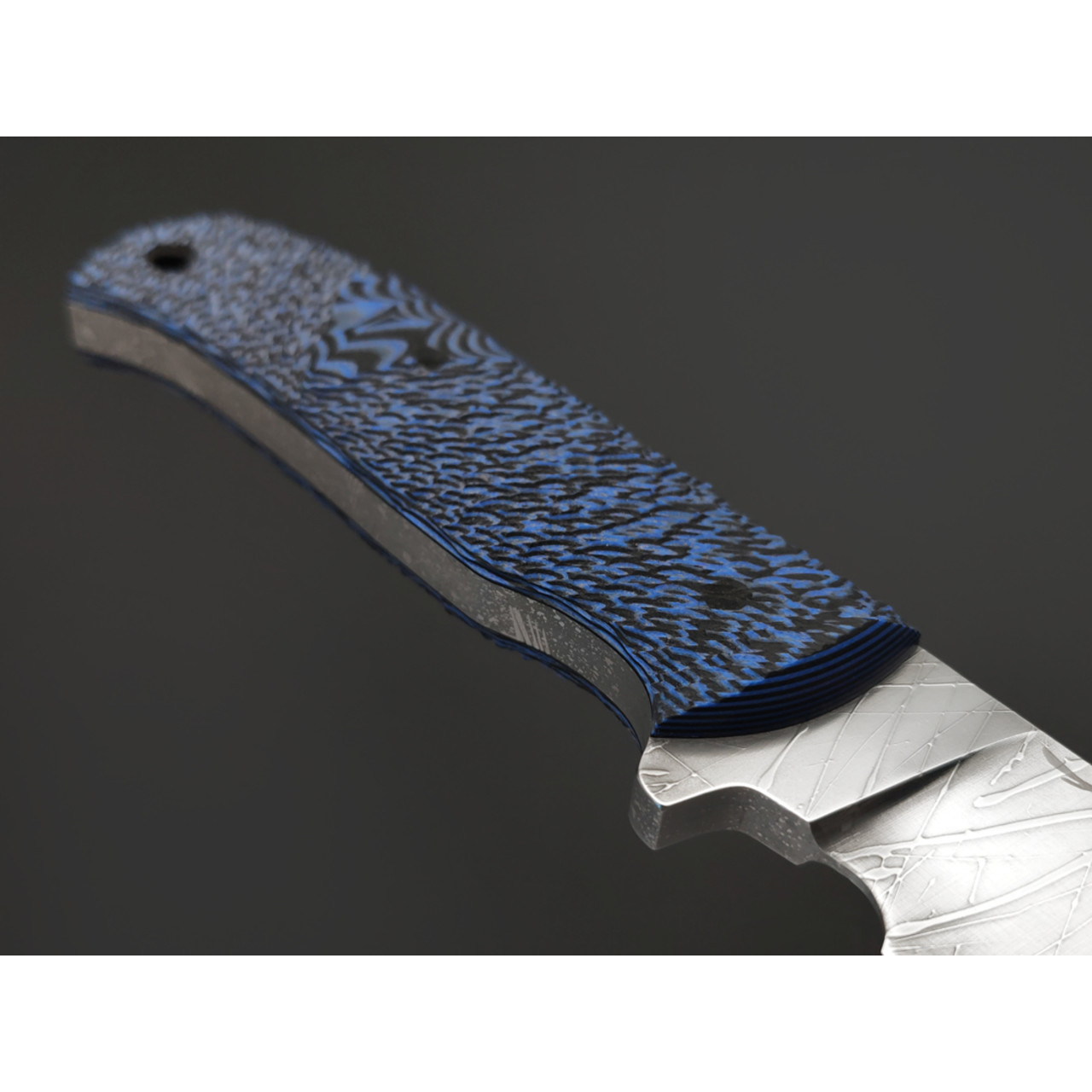 Волчий Век нож Пахарь Custom сталь 1.4116 WA худ. травление Хаотик, рукоять G10 black & blue, пины карбон