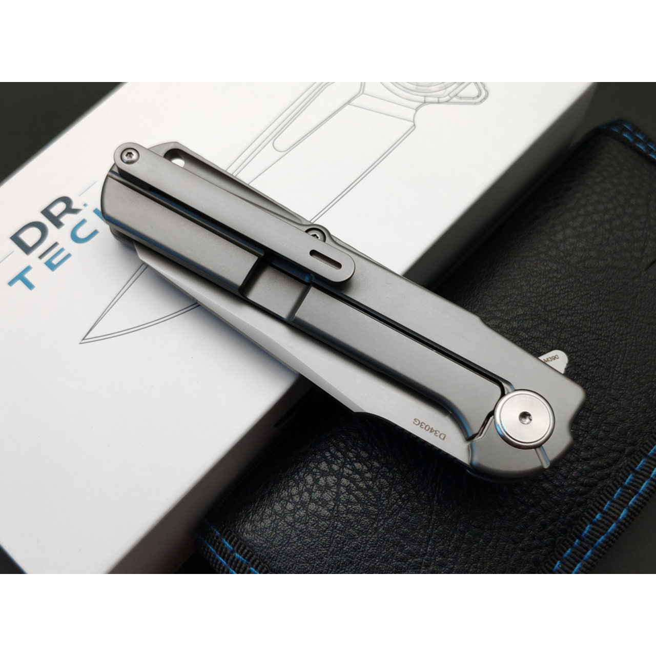 Dr.Tech складной нож Arcanum D3403G сталь M390, рукоять Titanium TC4 gray, zirconium alloy Damascus