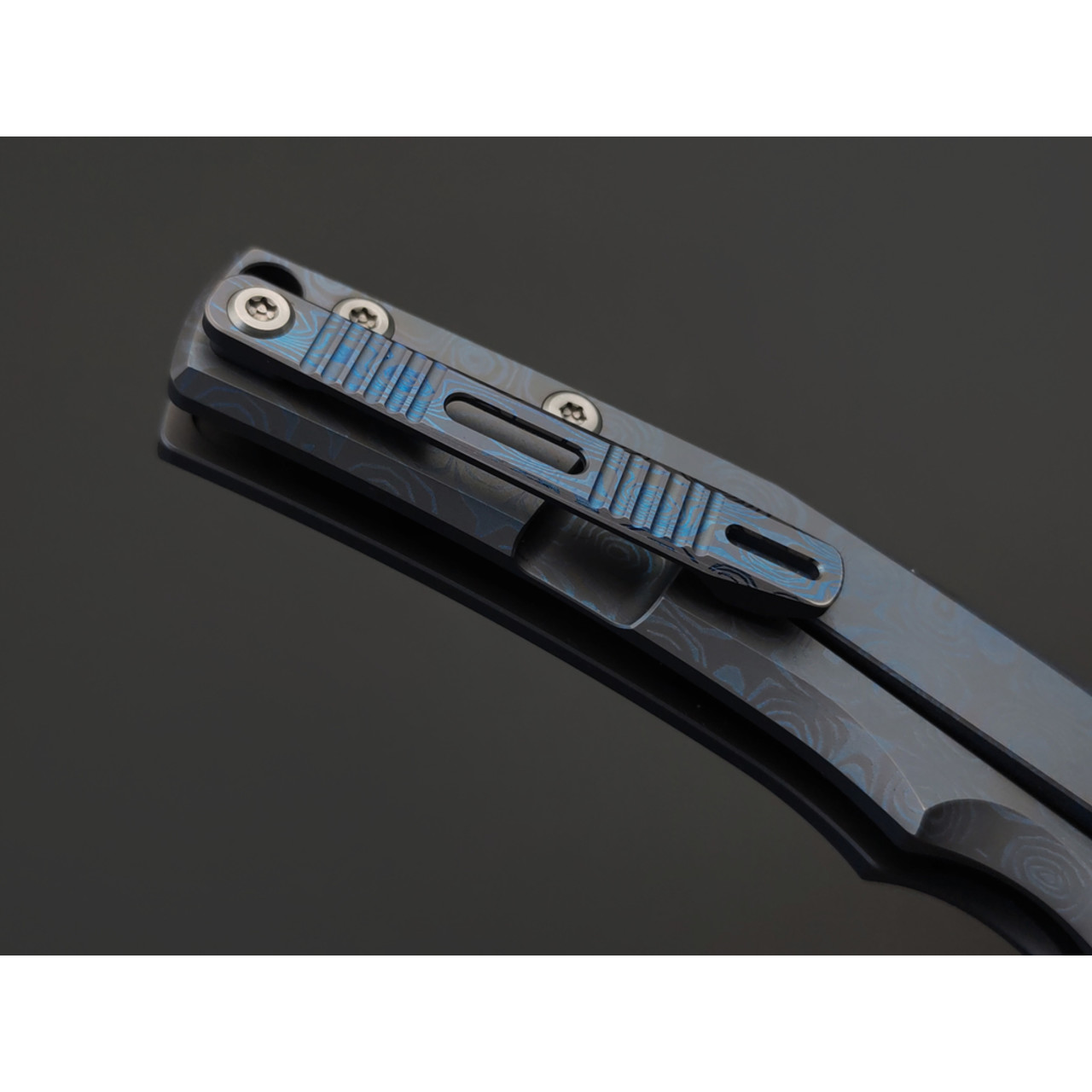 Dr.Tech складной нож Atoll Pro D9618B сталь M390, рукоять Titanium TC4 blue engraved