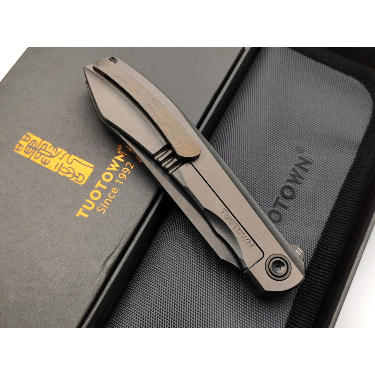 TuoTown складной нож Specter TST-MSD сталь M390 DLC, рукоять рукоять Titanium TC4, Crystal Ti gold