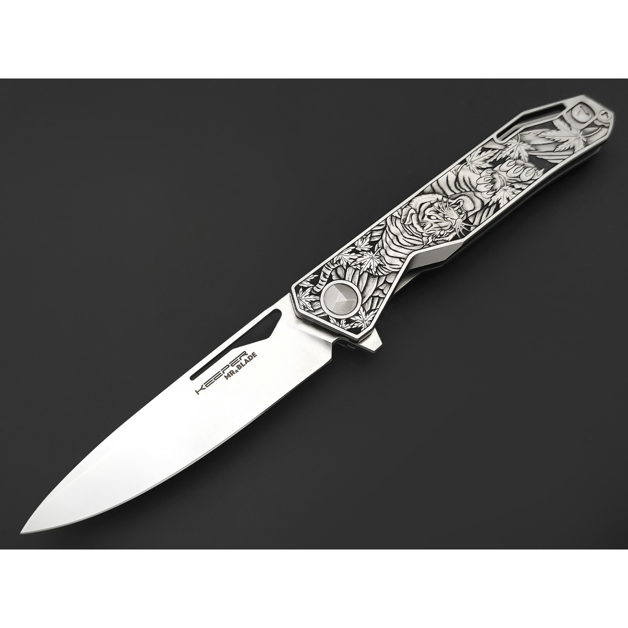 Mr.Blade складной нож Keeper "Тигр" сталь M390 satin, рукоять Titanium, ручная художественная гравировка
