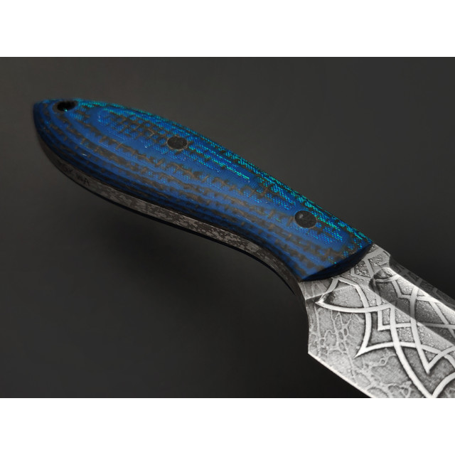 Волчий Век нож МасичЬка Custom сталь PGK WA худ. травление, рукоять Micarta custom chameleon, пины карбон