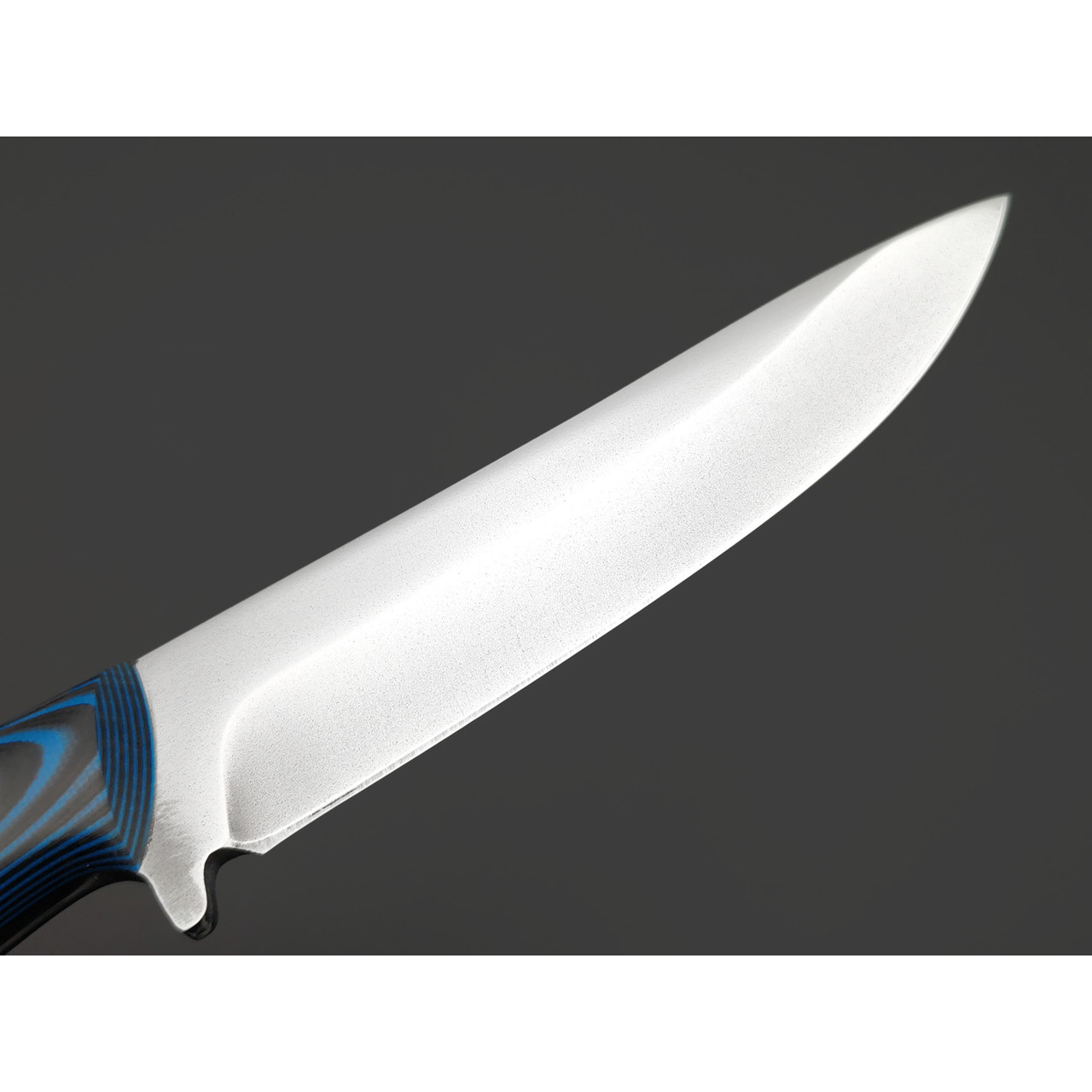 Платонов Д.Г. нож кованый Скинер ЦМ сталь Х12МФ, рукоять G10 black & blue