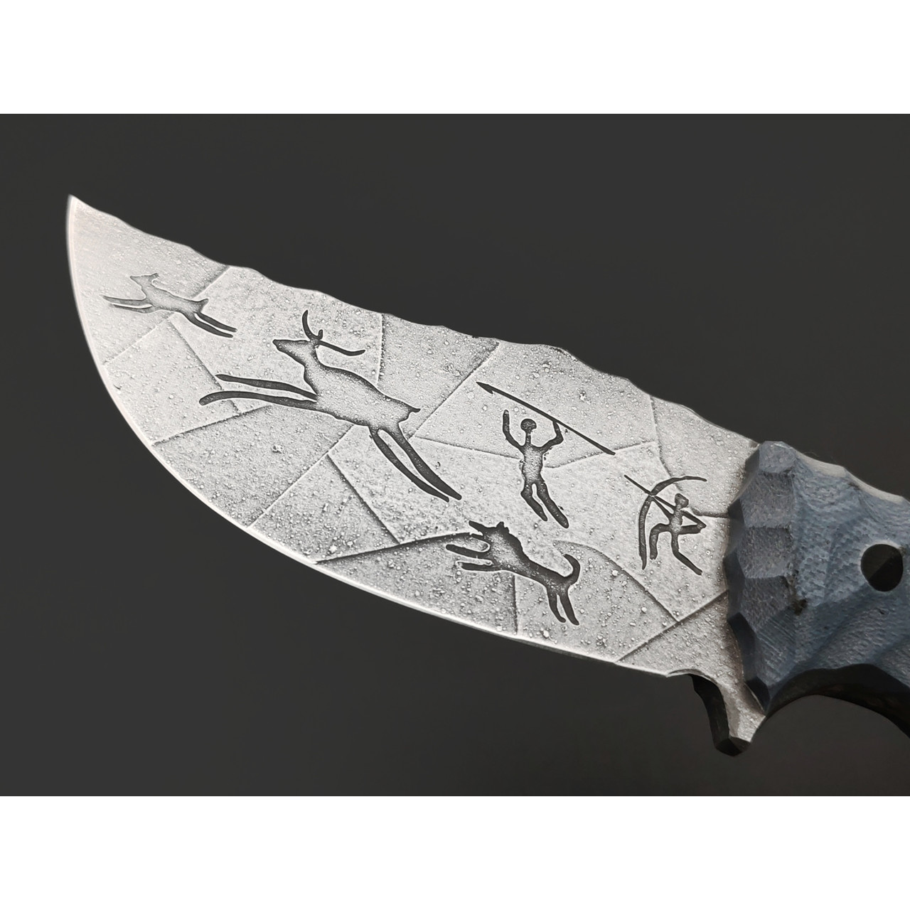 Волчий Век нож Бхадж Малый Custom Petroglyph Edition сталь 95Х18 WA худ. травление, рукоять G10 grey
