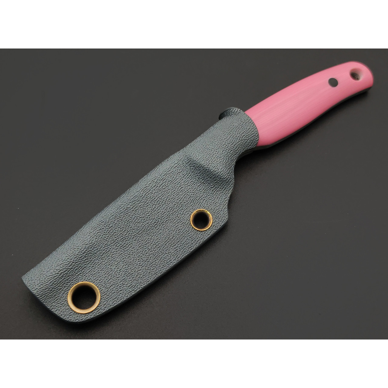 Кирилл Козлов нож Сверчок сталь Aus-10Co худ. травление, рукоять G10 pink, carbon fiber black
