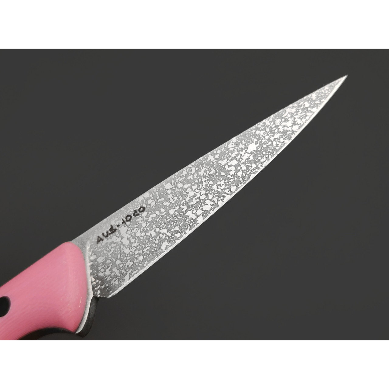 Кирилл Козлов нож Сверчок сталь Aus-10Co худ. травление, рукоять G10 pink, carbon fiber black