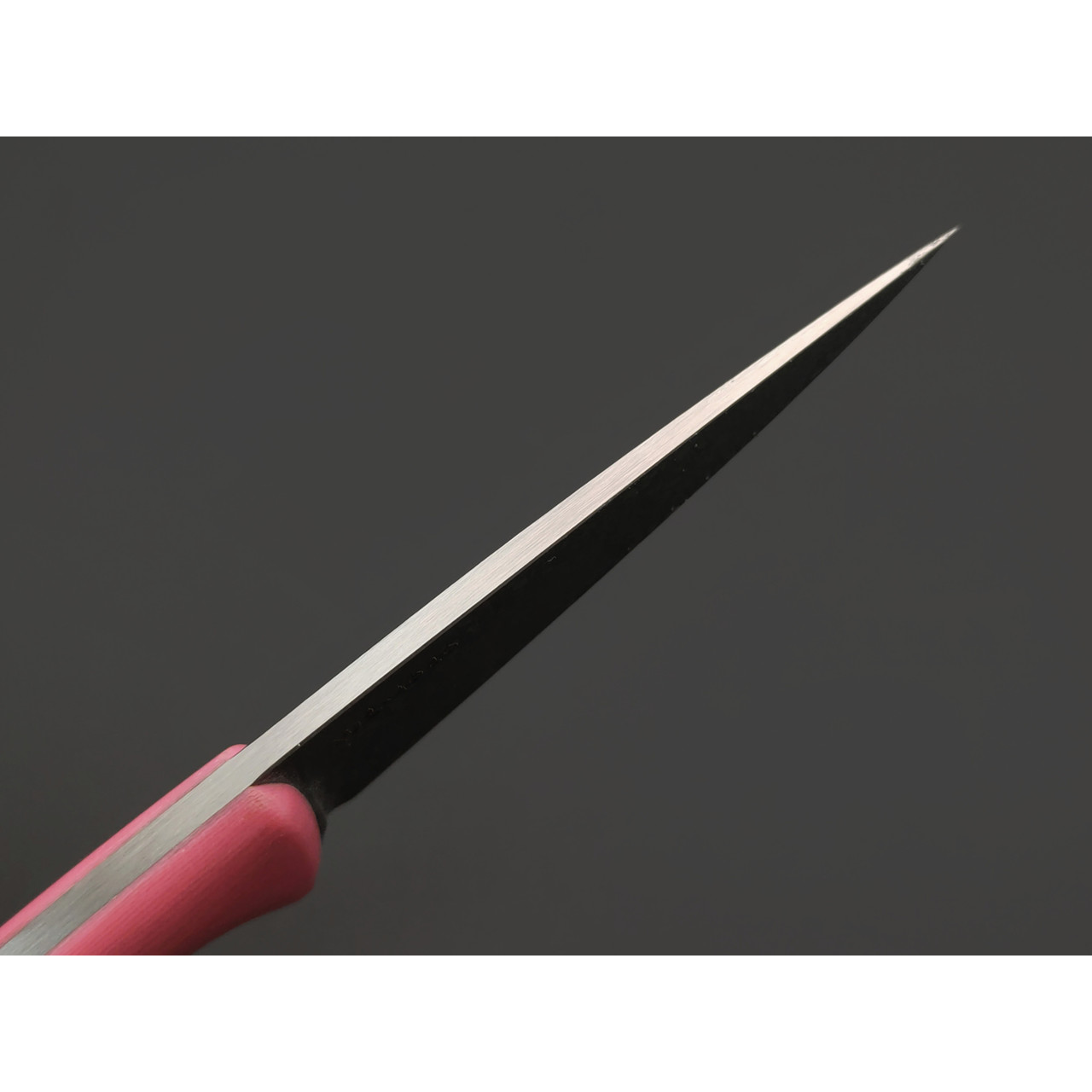 Кирилл Козлов нож Сверчок сталь Aus-10Co худ. травление, рукоять G10 pink, carbon fiber black