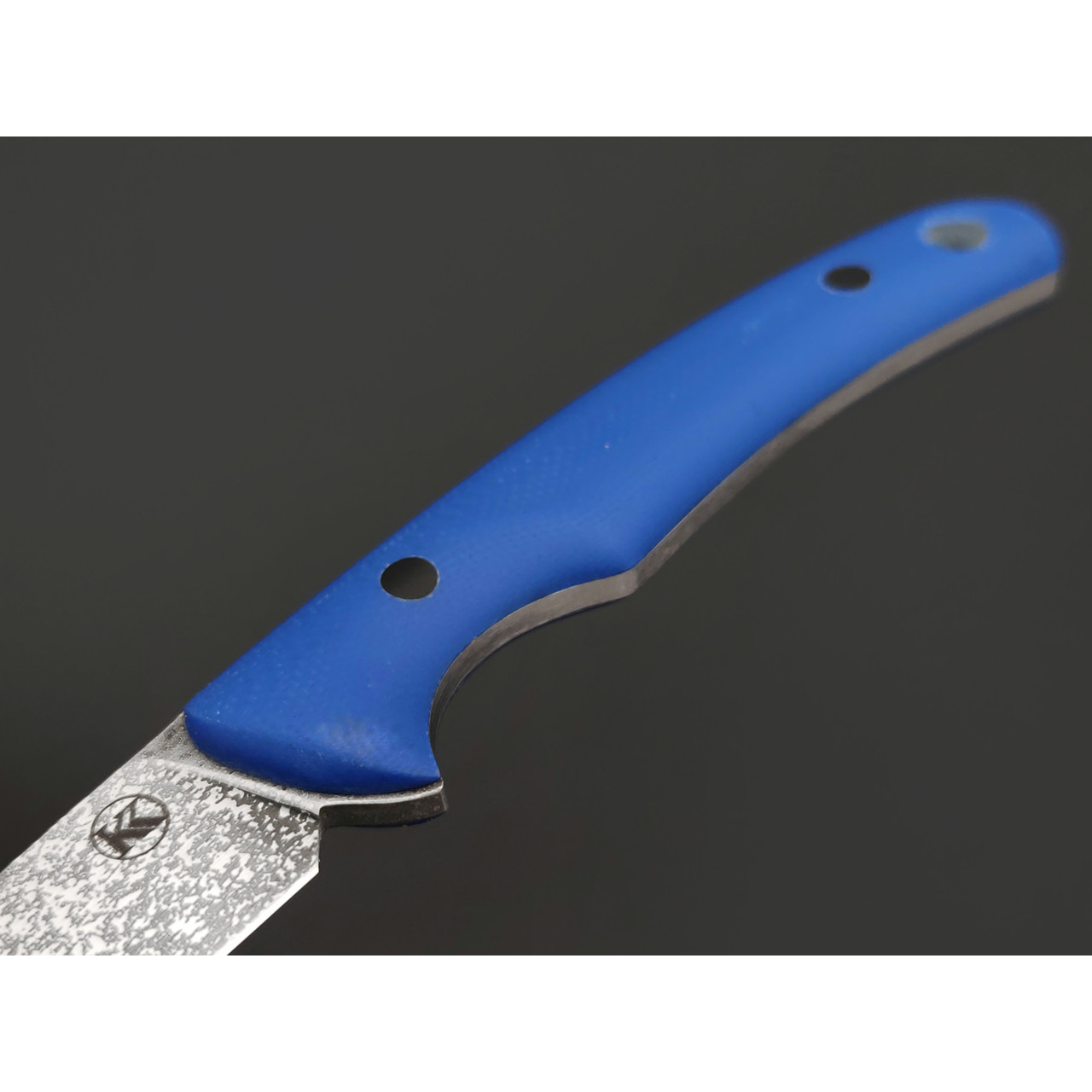 Кирилл Козлов нож Таймень сталь Aus-10Co худ. травление, рукоять G10 blue, carbon fiber black