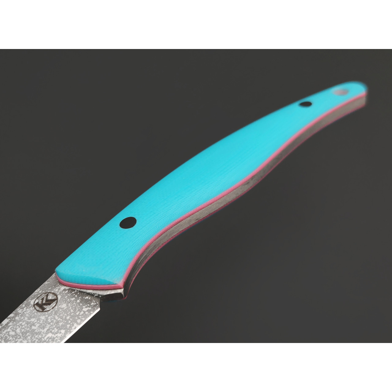 Кирилл Козлов нож Минога-3 сталь Aus-10Co худ. травление, рукоять G10 tiffany & pink, carbon fiber black