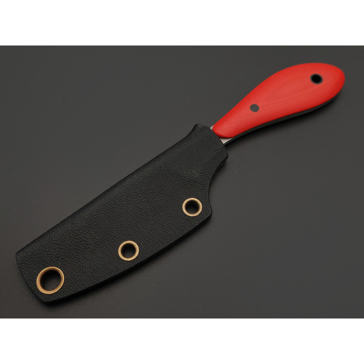 Кирилл Козлов нож Средняя Осока сталь VG-10 худ. травление, рукоять G10 red, carbon fiber black