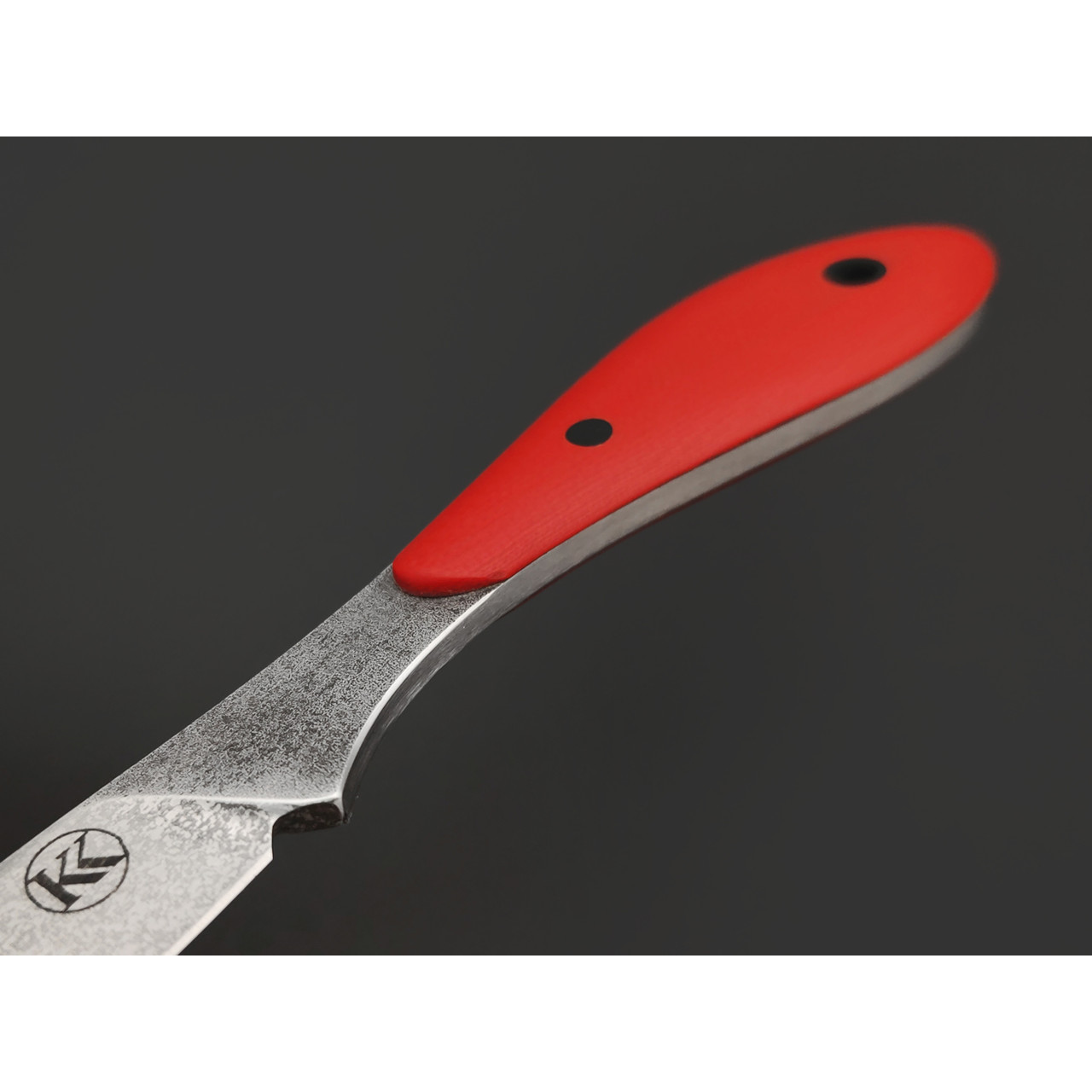 Кирилл Козлов нож Средняя Осока сталь VG-10 худ. травление, рукоять G10 red, carbon fiber black