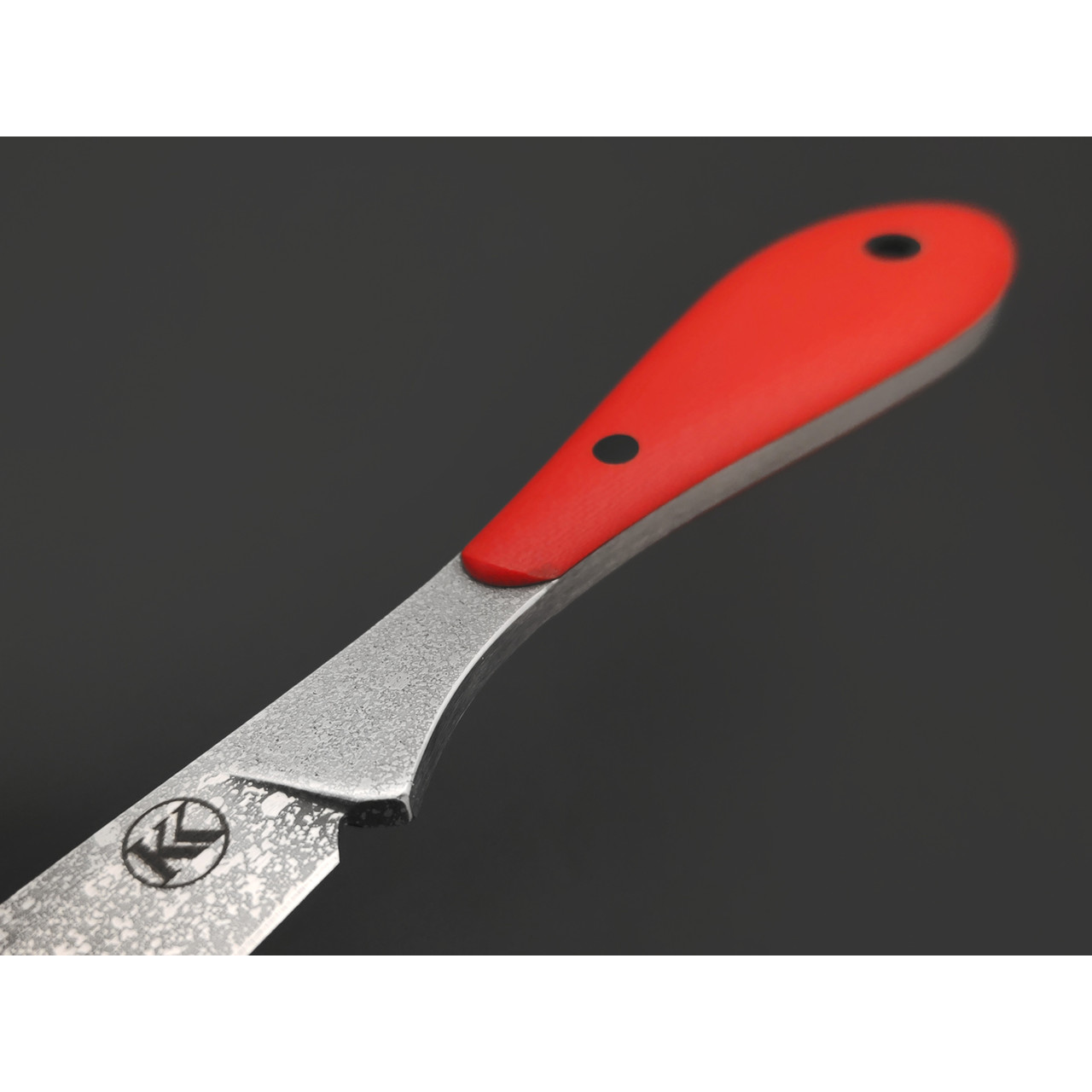 Кирилл Козлов нож Осока сталь Aus-10Co худ. травление, рукоять G10 red, carbon fiber black
