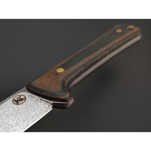 Кирилл Козлов нож Разделочный сталь Aus-10Co худ. травление, рукоять Micarta grey & coyote, латунь