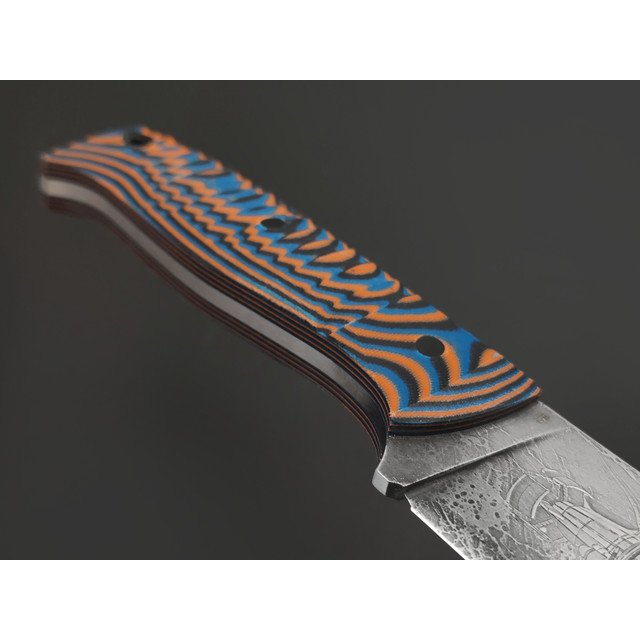 Богдан Гоготов нож NBG-105 "Red Alert: Киров" сталь PGK худ. травление, рукоять Micarta blue & neon orange