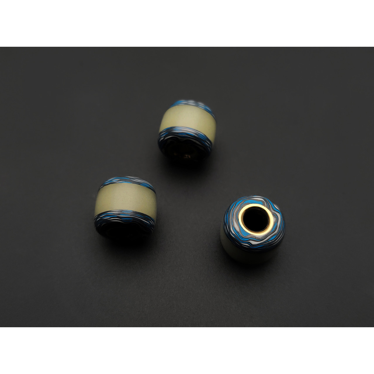 PhantomTools бусина Carbon fiber black-blue-white, Ultraglow с люминофором, латунь
