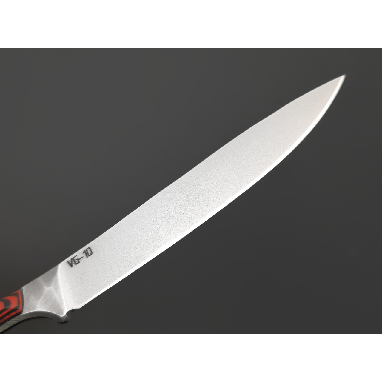 Андрей Кулаков нож KUL0245 сталь VG-10, рукоять G10 black & red, латунь