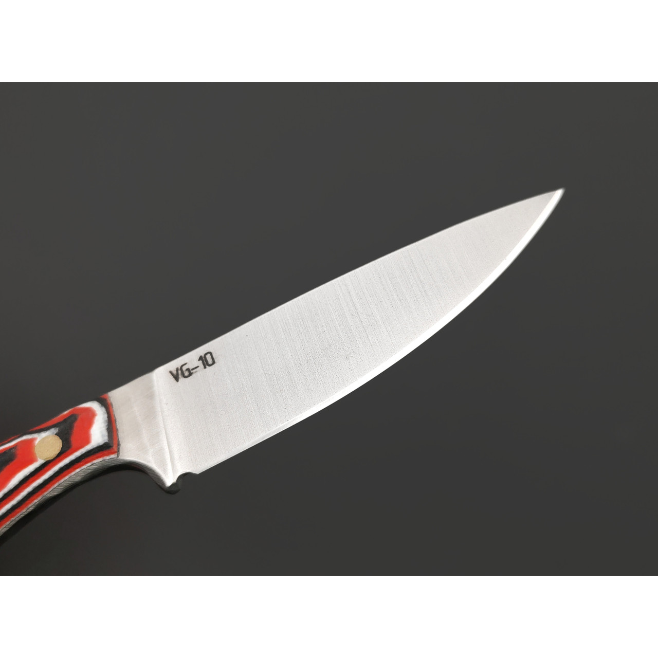 Андрей Кулаков нож KUL0248 сталь VG-10, рукоять G10 black, red & white, латунь