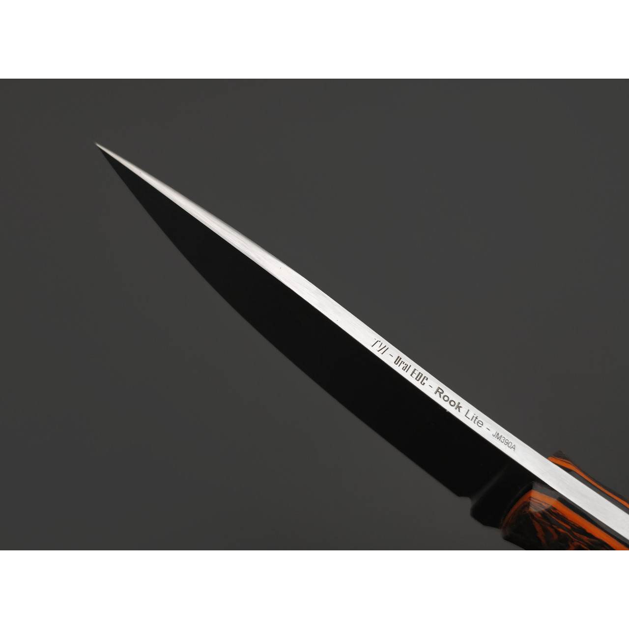 RazorTVI нож Rook Lite сталь JM390A стоунвош, рукоять Carbon fiber chaotic orange, G10 black & orange